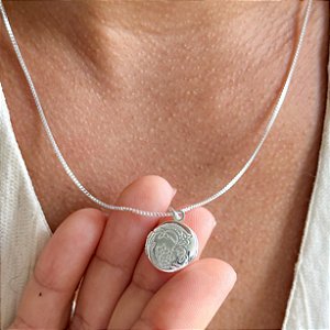 Cordão mini relicário redondo banhado a prata