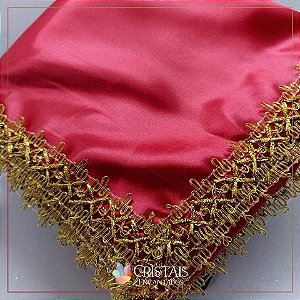 Toalha para altar em cetim vermelho com acabamento dourado