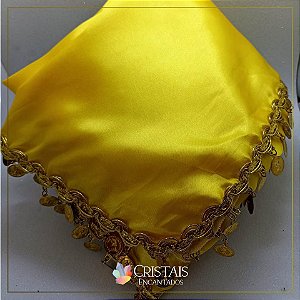 Toalha para altar em cetim amarelo com acabamento em medalhas