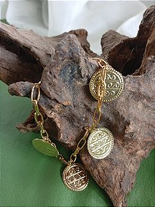 Pulseira dourada com medalhas