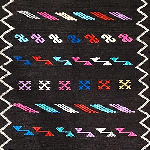 TAPETE  BOUCLÉ BORDADO PRETO 162X95 CM