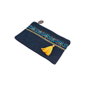 CLUTCH EM LINHO PRETO COM PASSAMANARIA BORDADA E TASSEL AMARELO