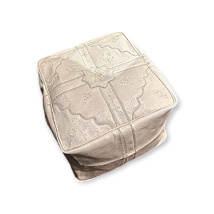 PUFE MARROQUINO EM COURO ARTESANAL BRANCO - QUADRADO 50CM