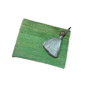 CLUTCH MARROQUINA EM RÁFIA VERDE COM TASSEL COLORIDO (29X21)