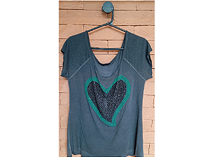 T-SHIRT ESTONADA CORAÇÃO PEDRARIA