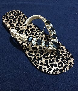 Chinelo Havaianas Slim Preto com Pedras Pretas, Pingente e Solado Oncinha