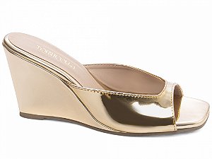 Sandália Tamanco Feminina Verniz Metalizado Specchio Ouro Light – Salto Anabela 7,5 cm