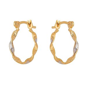 ARGOLA TRABALHADA FOLHEADA A OURO 18K COM DETALHES EM RODIO