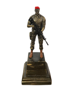 BONECO BOINA VERMELHA COM MOCHILA MÉDIO (RESINA)