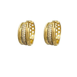 BRINCO FOLHEADO 18K  C/ FAIXA E ZIRCONIA E DETALHE VAZADO