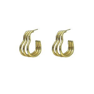Brinco em Aço Banho Dourado Coraçao Meio Aberto Faixas Lisas