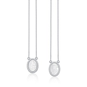 Escapulário oval com madrepérolas e zircônias (ródio branco)