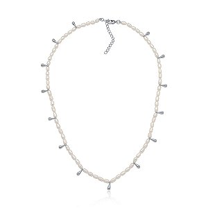 Colar com pérolas de água doce e mini gotas de metal (ródio branco)