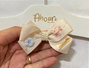 Laço Infantil Médio de Gorgurão Borboleta e Flor com Pérolas Roana