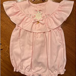 Pimpão Infantil Encanto de Coelhinha Crochê Bordado a Mão com Babado Rosa Roana