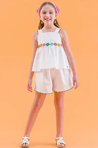 Conjunto Fem Blusa e Short Branco c/ Detalhes de Flores em Renda - Malagah