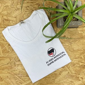 Camiseta "às vezes antissocial... sempre antifascista" | Tamanho P
