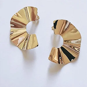 Brinco meia lua amassado folheado a ouro 18k