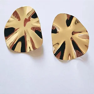 Brinco orgânico formato gota folheado a ouro 18k