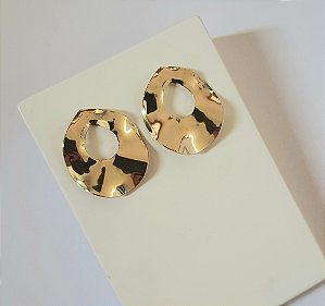 BRINCO GOTA AMASSADO FOLHEADO A OURO 18K
