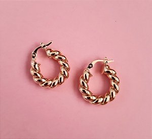Brinco argola torcida P folheada a ouro 18k