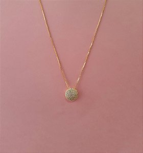 Corrente com pingente redondo cravejado com zircônias folheado a ouro 18k