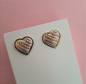 BRINCO CORAÇÃO 3 CORES LISTRAS DIAGONAIS FOLHEADO A OURO 18K