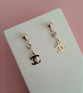 BRINCO MODELO CHANEL PENDURADO FOLHEADO A OURO 18K