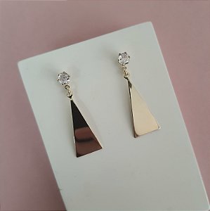 BRINCO COM TRIÂNGULO PENDURADO FOLHEADO A OURO 18K