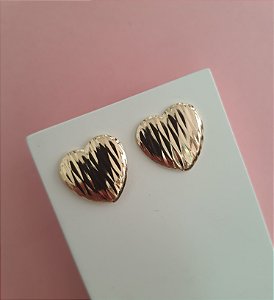 BRINCO CORAÇÃO TRABALHADO FOLHEADO A OURO 18K