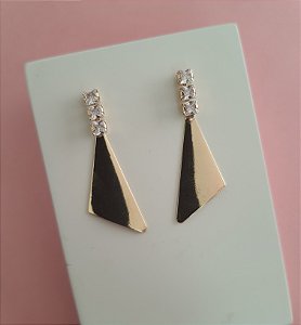 BRINCO TRIANGULAR PENDURADO COM BASE DE ZIRCÔNIA FOLHEADO A OURO 18K