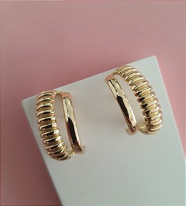 BRINCO EAR HOOK COM 1 FIO LISO E 1 FIO TRABALHADO FOLHEADO A OURO 18K