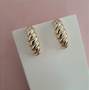 BRINCO EAR HOOK  EM GOMOS FOLHEADO A OURO 18K