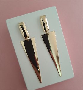 BRINCO COM TRIÂNGULO INVERTIDO FOLHEADO A OURO 18K