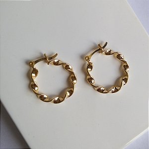 Brinco argola torcido médio folheado a ouro 18k