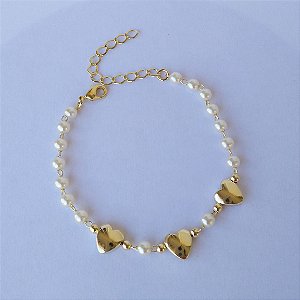 Pulseira de pérolas com 3 corações folheada a ouro 18k
