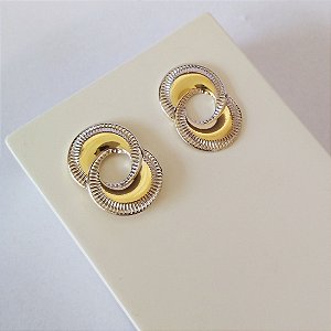 Brinco dois círculos com detalhes  na borda  folheado a ouro18k