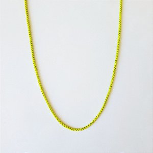Colar P com pintura amarelo neon