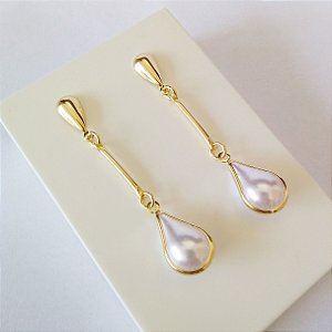 Brinco  com pérola formato gota folheado a ouro18k
