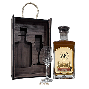 KIT CAIXA PREMIUM COM CACHAÇA PERSONALIZADA LOGO + TAÇA
