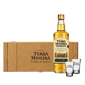 KIT CAIXA BAU CACHAÇA TERRA MINEIRA AMBURANA 700ML + 2 COPOS