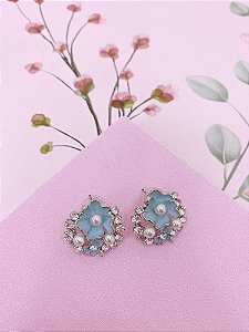 Brinco prata Flor azul claro com detalhes de pérolas e strass