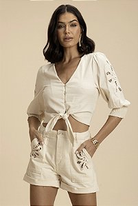 Shorts com bordado nos bolsos