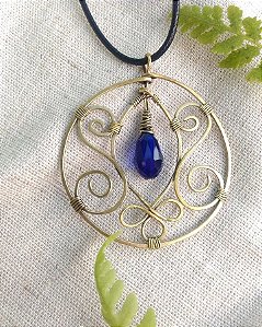 Colar com pingente artesanal cor ouro velho
