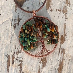 Colar com pingente artesanal Árvore da Vida em cobre e cascalho de cristais
