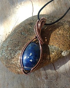 Colar em wirework com pingente de pedra Sodalita
