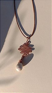 Colar com pingente artesanal decorado com Quartzo Marfim.
