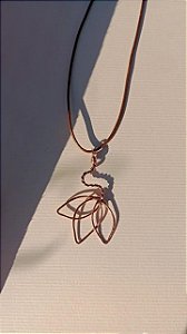 Colar com pingente artesanal leve e gracioso