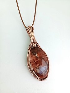 Colar feito à mão com pingente de Calcedônia Marrom