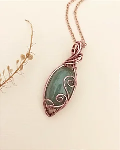 Colar com pingente de Quartzo Verde e espirais